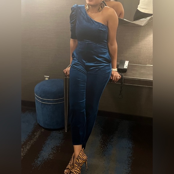 ONE SHOULDER VELVET RUCHED STRAIGHT LEG JUMPSUIT - Picture 5 of 6